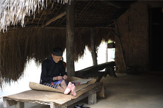 槟榔谷里,一群“老织女”的“艺术生活”