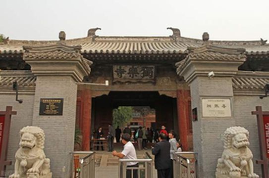 天津蓟县独乐寺，仅存三座辽代古寺之一，主殿由李白题匾，奸臣严嵩偷偷给寺名题了字