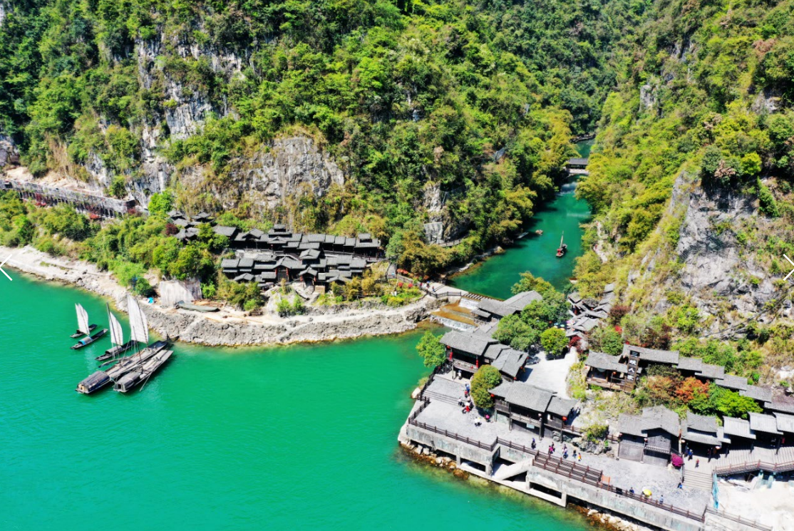船进三峡人家