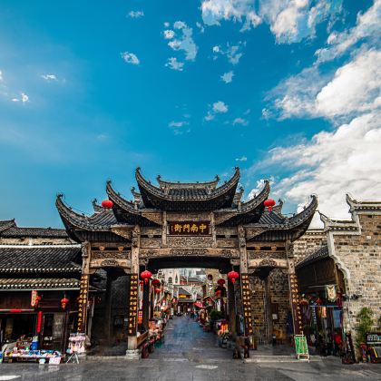 铜仁+铜仁古城+铜仁龙游锦江+铜仁大峡谷+天下苗城·苗王城+九龙洞3日2晚私家团