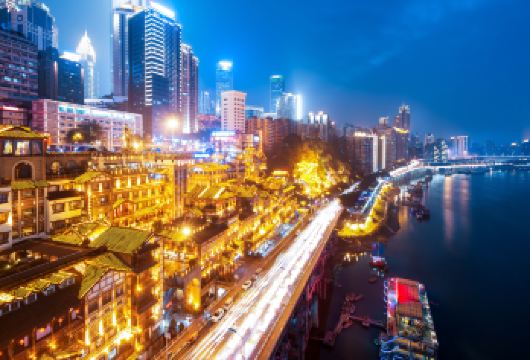 重庆+洪崖洞+李子坝+渣滓洞+白公馆+磁器口古镇一日游【[中山四路]抗战文化一条街[渣滓洞]红岩精神、革命教育基地 [磁器口]千年古镇 [轻轻穿楼]过山车】