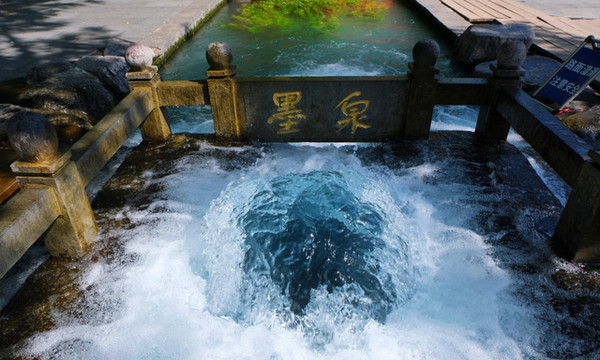 济南墨泉再现“一泉成河”景象 太值得观赏了