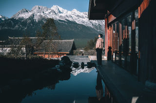 躺着看日照金山,房里观满天星空!丽江最美的打开方式!