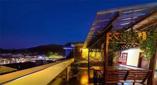 湖南凤凰古城云桥夜话民宿，沱江美景、吊脚楼和古城墙一览无余！