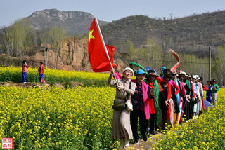 在这个传播农耕文化的小山村 玩得最嗨的还是这些大妈们