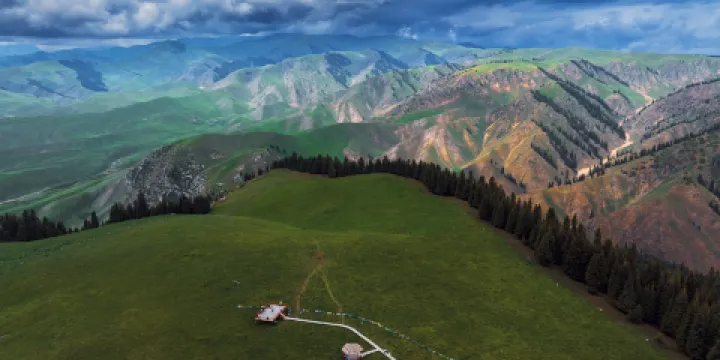 阿克塔斯姑娘峯景區