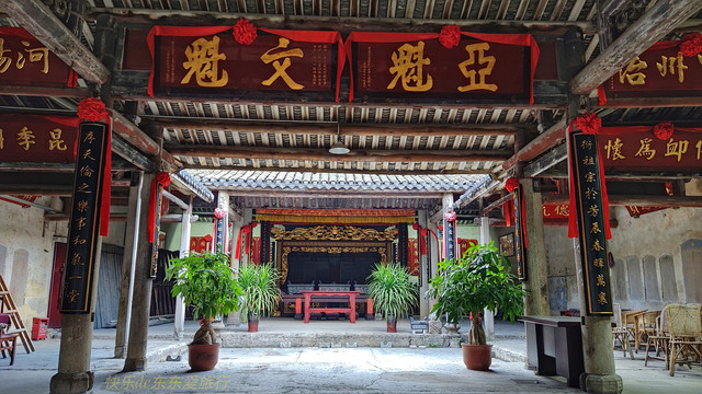 梅州市区交通要道旁,三百年前客家围龙屋,殿堂式建筑寿山公祠
