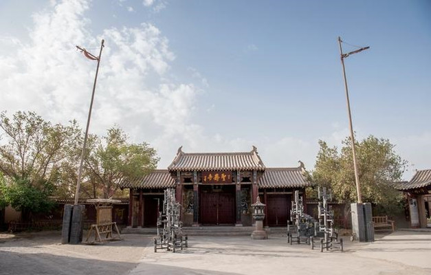 甘肃大漠里的仿造古城,虽然没有历史建筑,旅游旺季游客却很多