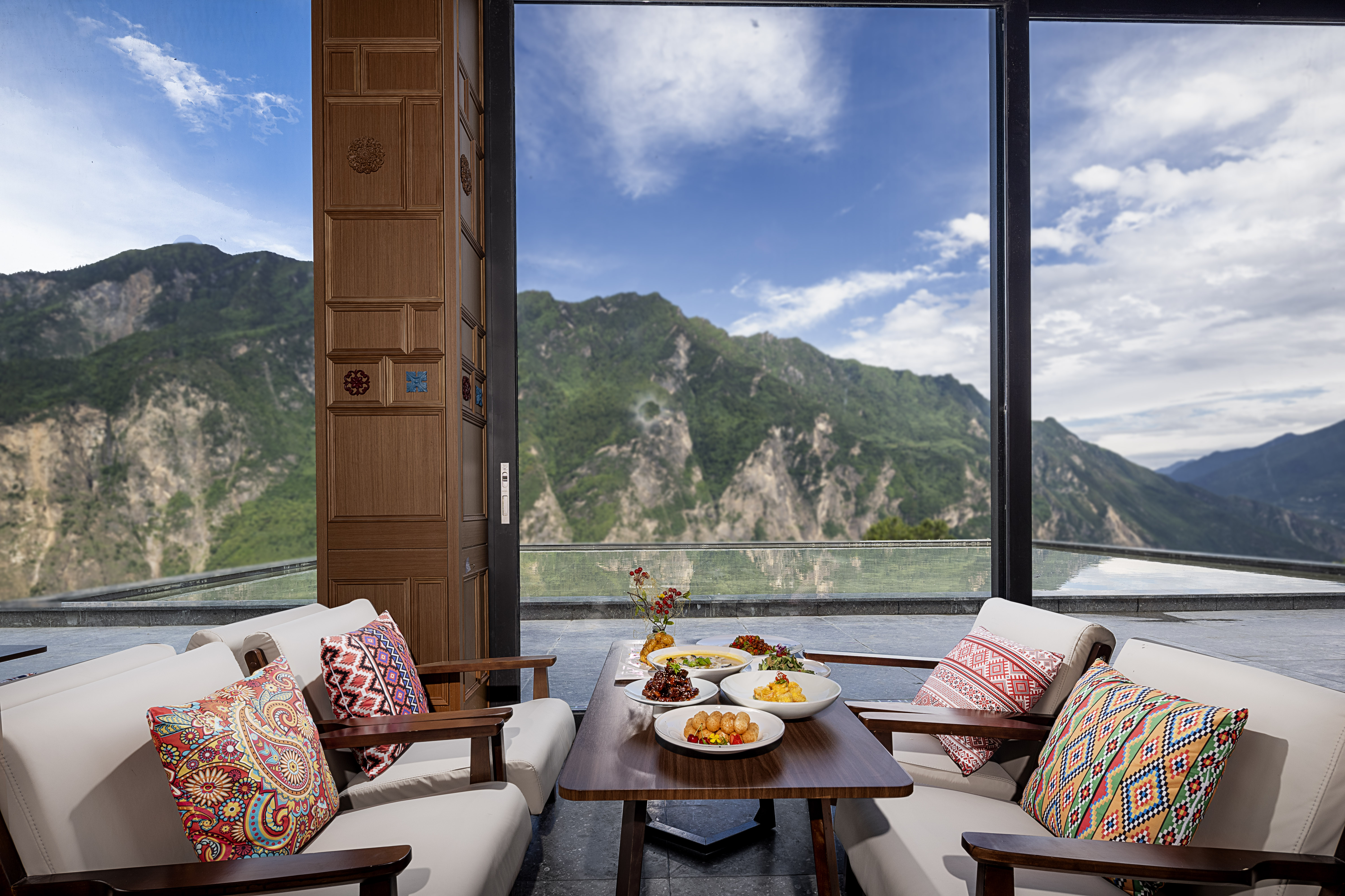 丹巴光与林酒店·及所悬崖餐厅