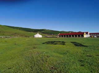 丰宁坝上大滩望山原宿民宿,溪流从草原缓缓流淌,宛如人在画中游