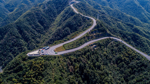 宁波自驾,浙江最美盘山公路之一,烟雾缭绕太容易出片了!