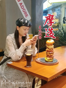 厦门大学地区游记图文-这款19层的摩天轮汉堡要158元，关键是从哪下口呢？