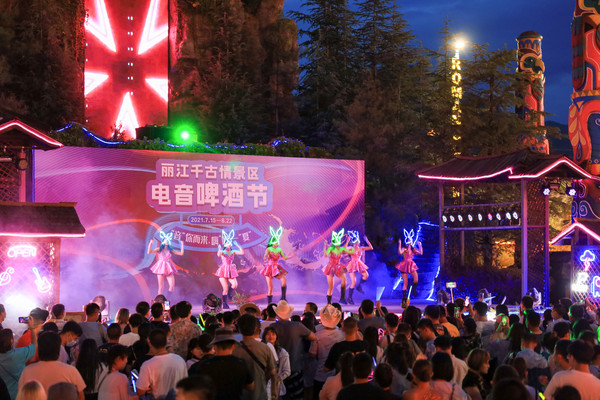 丽江晚上最热闹的地方在这里，看民俗演出蹦野迪