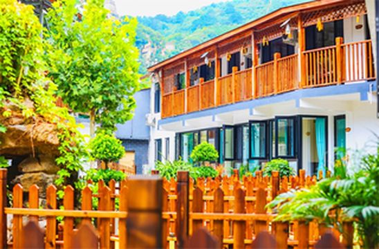 北京怀柔青龙峡姜老头精品民宿，田野间廊桥下台球桌游玩的咔咔响！
