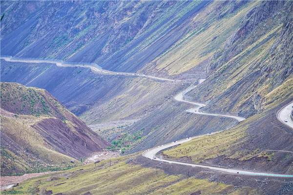 自驾新疆，探秘中国最美自驾公路深处的秘境，一天看遍四季美景