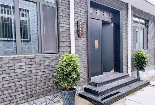 天津蓟县渔阳古城临山雅苑民宿,四合院式建筑古色古香,屋外山色俨然舍内鲜鱼美酒!