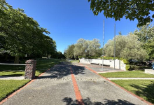 Tussock Square景点图片