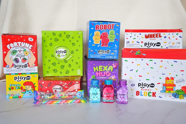 拆开泰国必吃的Playmore糖果,可增强想像力、美味和乐趣的糖果,值得拥有!