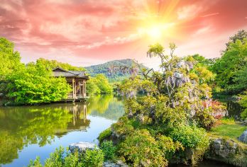 杭州西湖+雷峰塔+西湖游船+花港观鱼+灵隐寺一日游【纯玩】【漫步苏堤，泛舟湖上，回味白娘子传说，在雷峰塔顶俯瞰西湖。】