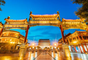 北京观光夜间活动【乘铛铛车·夜间活动长安街·赏京城夜景·听京城故事】【[铛铛观光车，沉浸式体验]复古怀旧，颜值担“铛”，让每次出行都成为流动的风景】