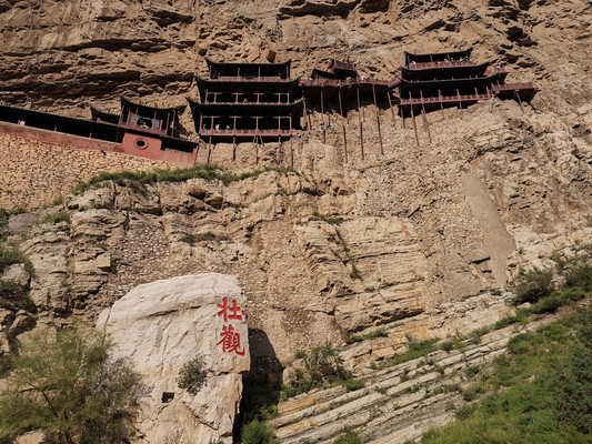 悬空寺上似空悬,惊险奇峻心胆颤