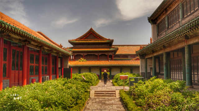 沈阳故宫有一座黑色琉璃瓦的奇怪建筑，显得格格不入，却最负盛名