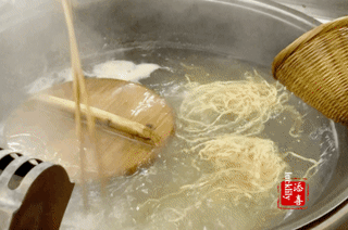 去镇江吃了这四家最有代表性的网红面馆，基本也就成了镇江锅盖面的全科生