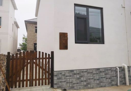 北京十渡柿都小镇梧桐小院民宿，雪天赏柿子硕果累累，像极了油画