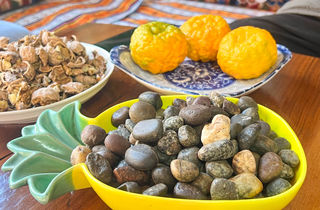 在西藏藏族同胞家吃饭，主人端出一盘石子放餐桌中间，是怎么回事