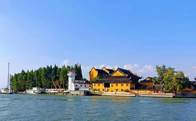 上海这座寺庙突然火了,游客醉翁之意不在酒,顶着40度高温来打卡