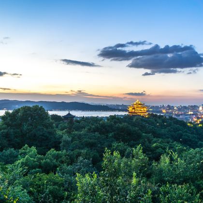 杭州西湖风景名胜区+灵隐飞来峰景区+西溪国家湿地公园+良渚文化村+青山湖水上森林郊野公园4日3晚私家团