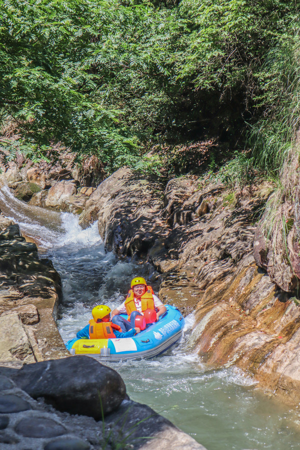 杭州周边避暑胜地桐庐山湾湾景区体验最刺激的漂流