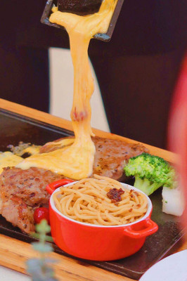 福牛厚意,豪客来牛排献牛气厚礼,享福运新春