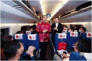 一趟与幸福同行的列车 一程美景一路欢歌八方游客高铁游庆阳