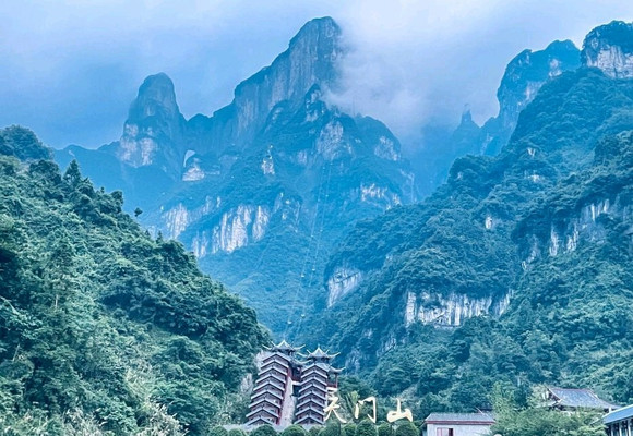 夏日炎炎,到张家界爬山乘凉,到凤凰古城临江观光