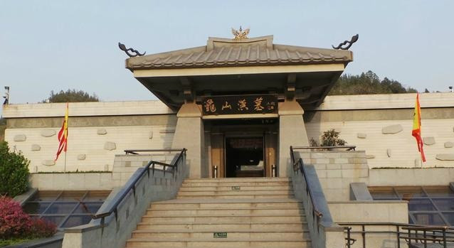 谜团重重的楚王汉墓，凿空山体为陵，堵门石上刻“无金银求放过”