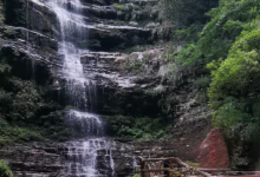 千层岩瀑布景点图片