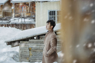 和美女一起拍了个照