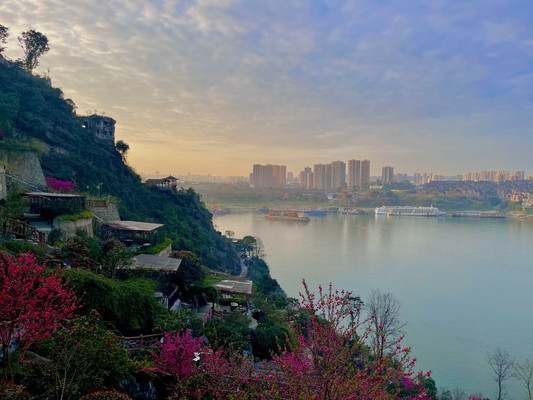 重庆悬崖餐厅|悬崖边上的江景餐厅，看落日余晖的浪漫