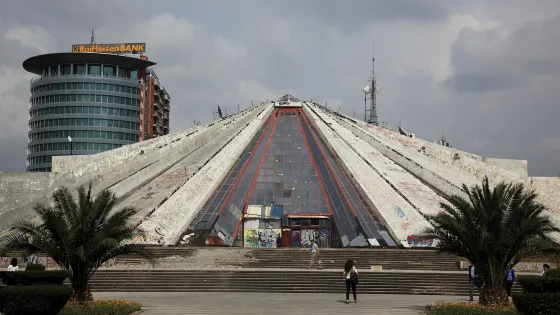 地拉那金字塔