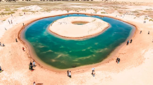 騰格裏沙漠龍眼翡翠湖