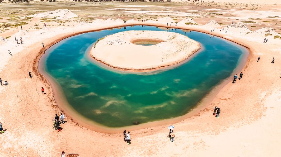 腾格里沙漠龙眼翡翠湖