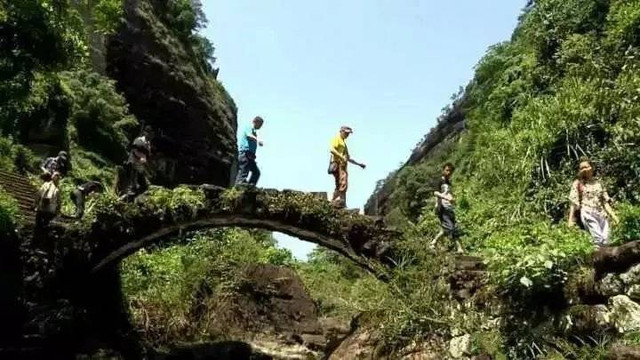 武夷山一日游,岩骨花香漫游道。