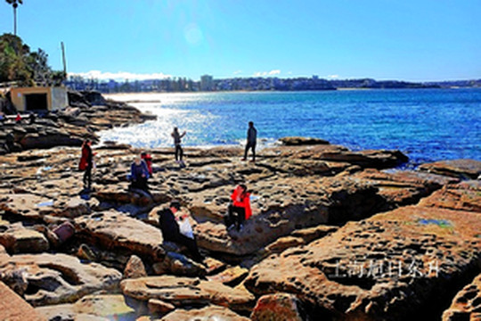 首府地区游记图文-悉尼曼丽海滩，有一片美丽的礁石滩，这里的天和海都蓝得让人窒息