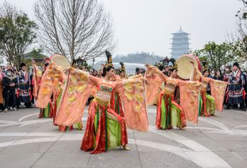 【西安千古情】或《驼铃传奇》秀半日游【赠西安博物院人工讲解】【《驼铃传奇》秀带你穿越大漠风沙的豪迈与苍茫，倾听丝绸之路上悠远驼铃的清脆与神秘，品味异域风情】