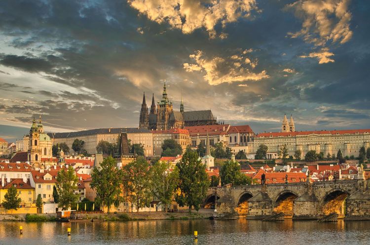 Charles Bridge (Picturesque views, romantic strolls)
