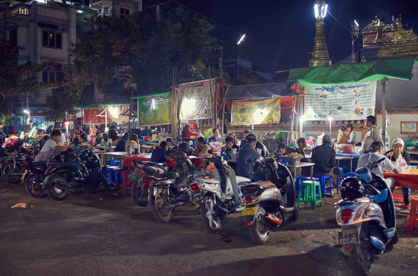 缅甸第二大城市曼德勒，夜幕下最热闹市场，行色人群尽显古老文化