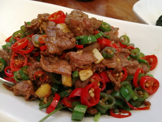 南宁品尚轩的小炒黄牛肉香味浓郁，微辣细嫩，十分诱人