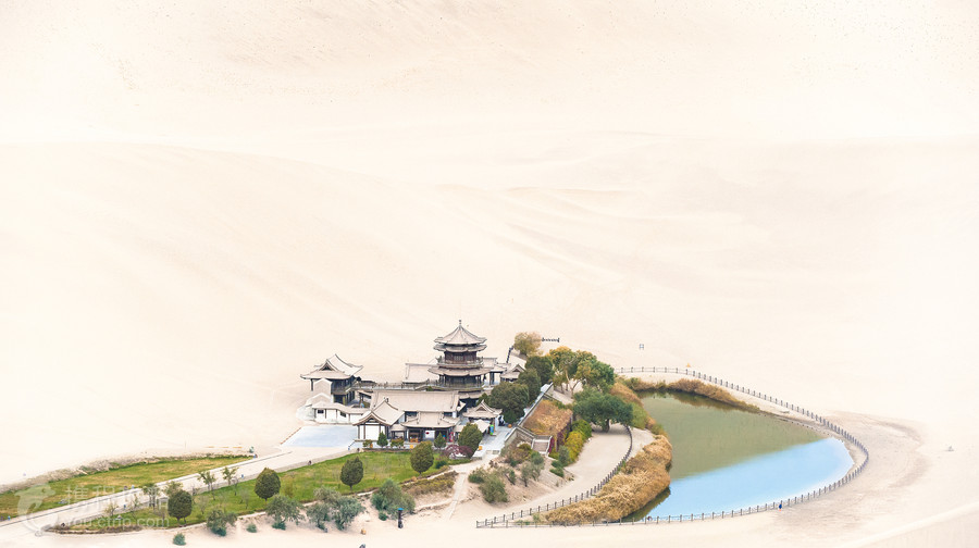 鳴沙山月牙泉
