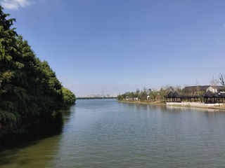 石湖，太阳下半湖碧玉